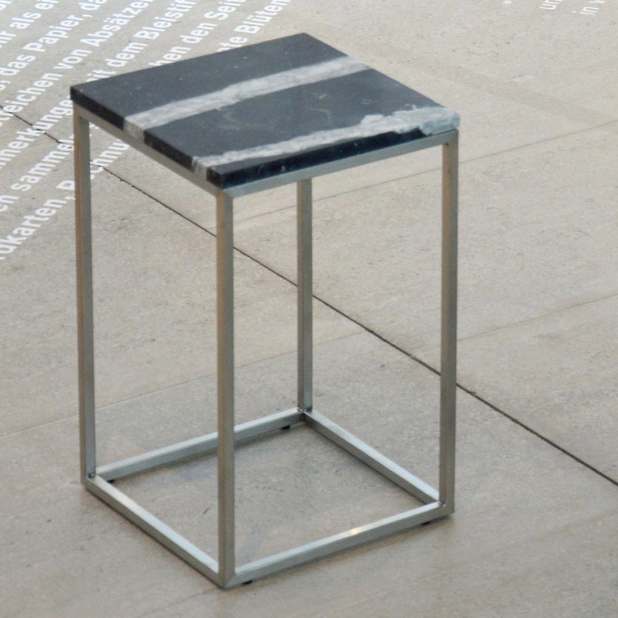 Mramorový príručný stolík PINO | marquina | 52 cm | nerezová podnož