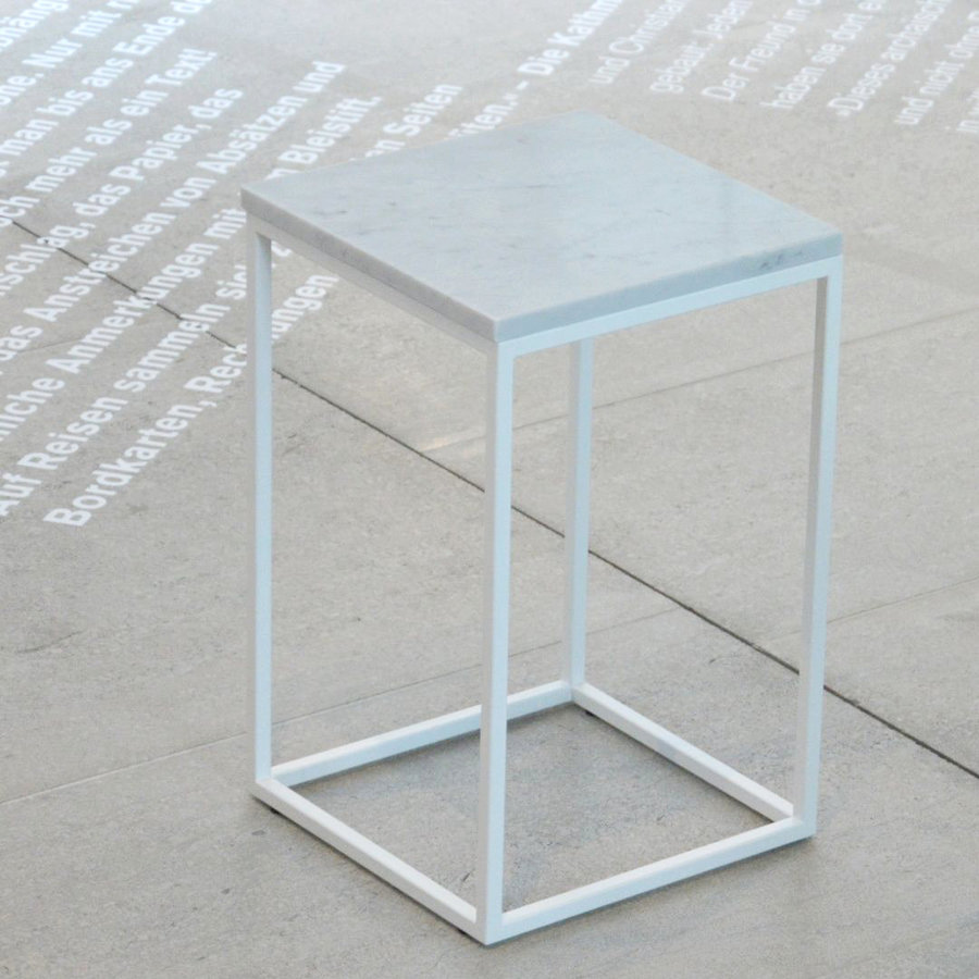 Mramorový príručný stolík PINO | carrara | 52 cm | biela podnož