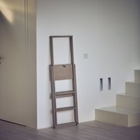 Dizajnový dvojitý rebrík ku knižnici EGO | sivý