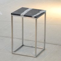 Mramorový príručný stolík PINO | marquina | 52 cm | biela podnož