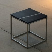 Mramorový príručný stolík PINO | marquina | 42 cm | biela podnož